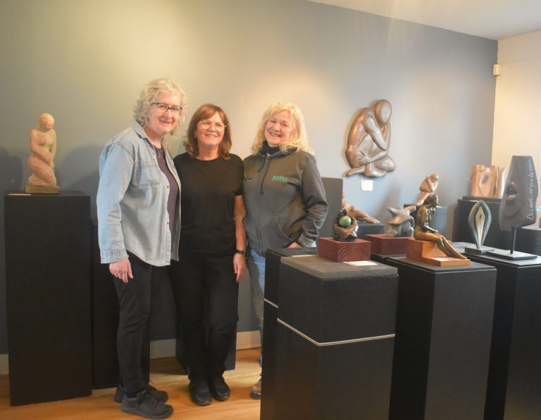 La présidente de l'Atelier 213, Constance Rivard, la vice-présidente Marie-Josée Leroux, et la directrice Francine Fortin, ont hâte que la dalle extérieure soit rouverte. (Photo 2M.Media – Emmanuelle Froment)