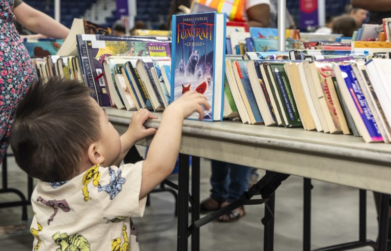 La vente annuelle de livres et d‘autres documents des Bibliothèques de Laval sous le nom de Bibliovente, tenue désormais à la Place Bell, existe depuis plus de 20 ans. (Photo gracieuseté – Sophie Poliquin)