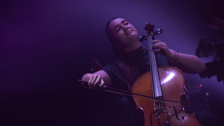 De l’école des Cèdres… aux Francos de Montréal Bien que Maxine Piché soit multi-instrumentaliste, son instrument de prédilection est le violoncelle. (Crédit photo - Olivier Savoie Campeau)