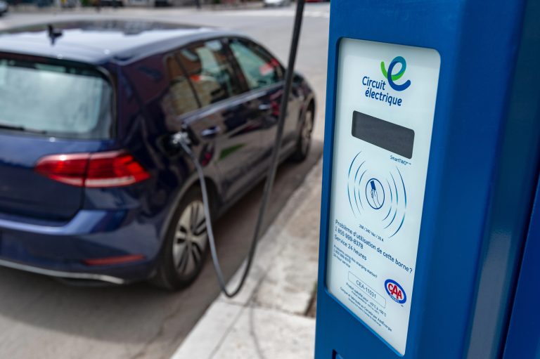 Il ne reste désormais que 10 mois pour profiter de la gratuité offerte aux propriétaires de véhicules électriques qui empruntent les autoroutes 25 et 30 ou certains traversiers. (Photo gracieuseté – Depositphotos)