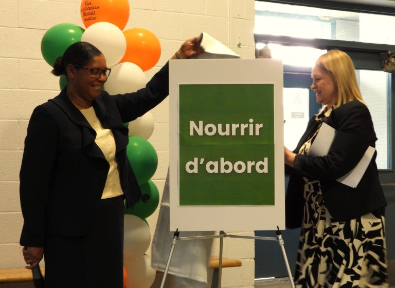 Edith Athus, directrice générale de Nourrir d’abord, et Denise Houle, présidente du conseil d’administration, dévoilent le nouveau nom. (Photo gracieuseté - Nourrir d'abord)