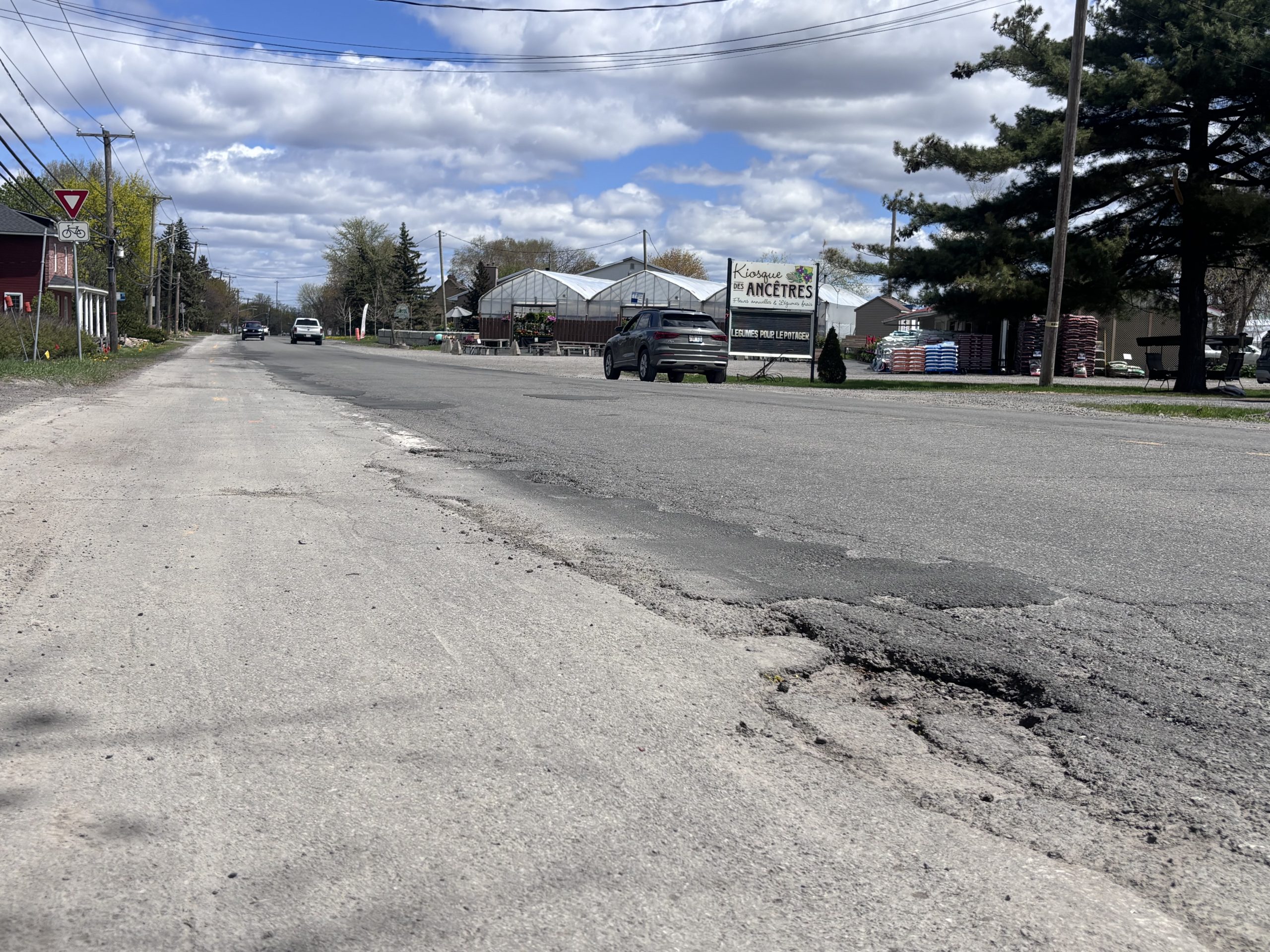 Le boulevard Sainte-Rose termine à égalité avec le boulevard de l’Avenir en tête des pires routes de Laval selon la campagne de CAA-Québec en en 2026. (Photo 2M.Media – Maggie L’Écuyer)