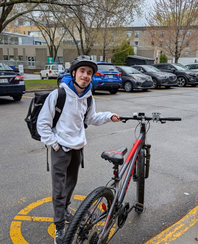 Lukas Filion, bénévole pour la popote à vélo. (Photo gracieuseté - Centre d’entraide du Marigot)