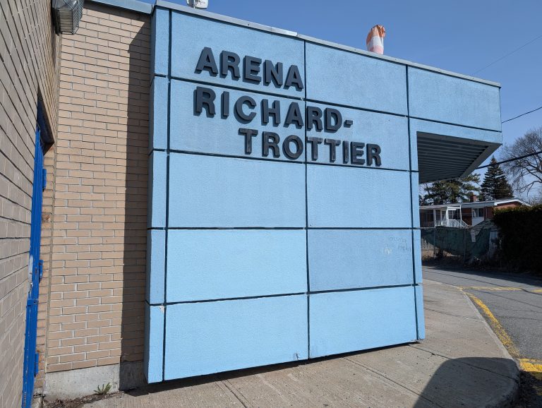 L’aréna Richard-Trottier est situé au 3155, rue Esther, à Fabreville. (Photo 2M.Media – Nicholas Pereira)