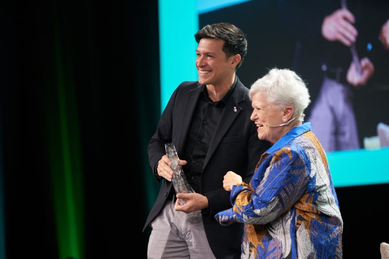 Le maire Stéphane Boyer acceptant le prix éponyme des mains de l’ex- ministre aux Affaires municipales et à la Métropole, Louise Harel.