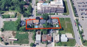 La ville de Laval impose une réserve sur ces 5 propriétés de la rue d’Orly, situées à un jet de pierre de la station de métro Cartier, qu’elle pourrait bien acquérir par voie d’expropriation.