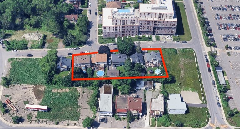 La ville de Laval impose une réserve sur ces 5 propriétés de la rue d’Orly, situées à un jet de pierre de la station de métro Cartier, qu’elle pourrait bien acquérir par voie d’expropriation.