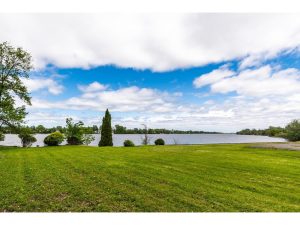 Ce terrain vacant de 40 000 pieds carrés bordant la rivière des Mille-Îles à l’est du pont Sophie-Masson, reliant Laval à Terrebonne, est assujetti au droit de préemption.