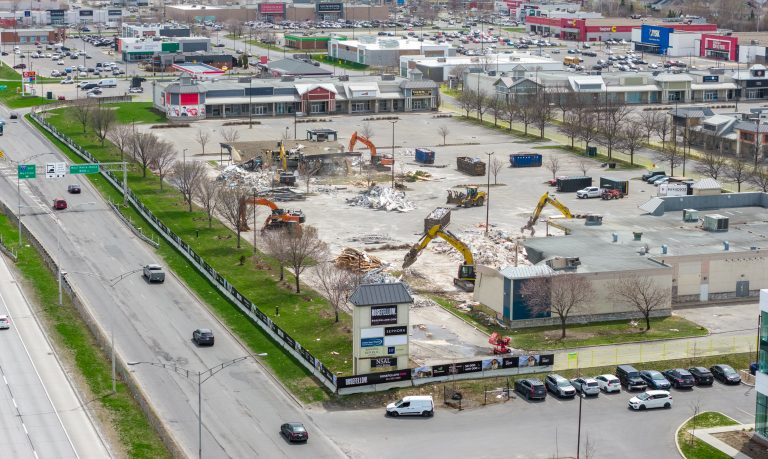 Le Méga Centre Notre-Dame amputé de la moitié de sa superficie en bordure de l’autoroute 13.