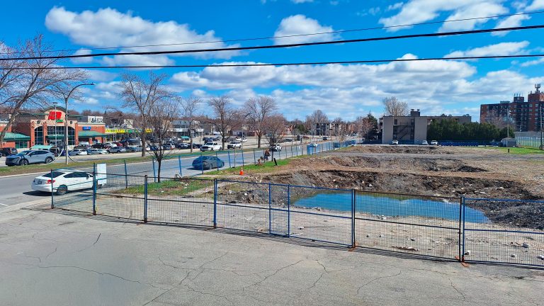 Face à la Plaza Cartier dans Laval-des-Rapides, les quatre immeubles de 16 logements chacun qui occupaient les lieux depuis 1976 ont été rasés pour éventuellement faire place à 2 immeubles qui totaliseront 162 logements. La Ville a délivré un premier permis de construire le 18 décembre dernier, mais le propriétaire sème le mystère autour d’une éventuelle mise en chantier.