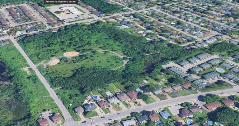 Le parc de la Capitaine-Molly- Kool se déploie au quadrant sud-est des rues Séguin et Cousteau dans Fabreville.
