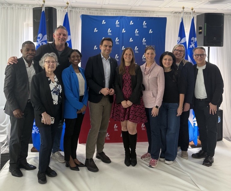 La députée libérale de Mille-Îles, Virginie Dufour, et son chef Charles Milliard entourés, dans l’ordre habituel, de Frantz Benjamin, député de Viau, Cécile Tremblay, candidate dans Sainte-Rose, Enrico Ciccone, député de Marquette, Madwa-Nika Cadet, députée de Bourassa-Sauvé, Jennifer Maccarone, députée de Westmount–Saint-Louis, Filomena Rotiroti, députée de Jeanne-Mance–Viger, Marie-Claude Nichols, députée de Vaudreuil, et Benoît Clermont, candidat dans la circonscription de Saint-Henri–Sainte-Anne. Photo prise lors de l’investiture de Mme Dufour en vue des élections générales du 5 octobre prochain.