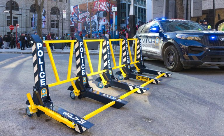 Ces barrières protègent les partisans du CH réunis devant le Centre Bell. (Photo gracieuseté Orphisme Photographie)