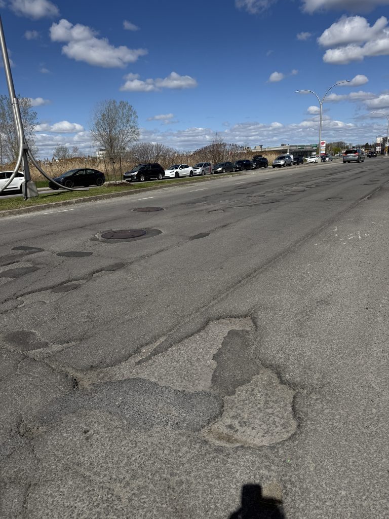 Le mardi 12 mai, CAA-Québec a révélé les résultats de sa campagne provinciale des pires routes qui, à Laval, couronne le boulevard de l’Avenir, ex-aequo avec le boulevard Sainte-Rose, en 2026. (Photo 2M.Media – Julie L’Hérault)