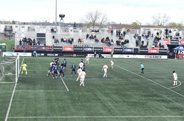 L'équipe du FC Supra du Québec a tout donné pour ce match. (Photo 2M.Media – Emmanuelle Froment)