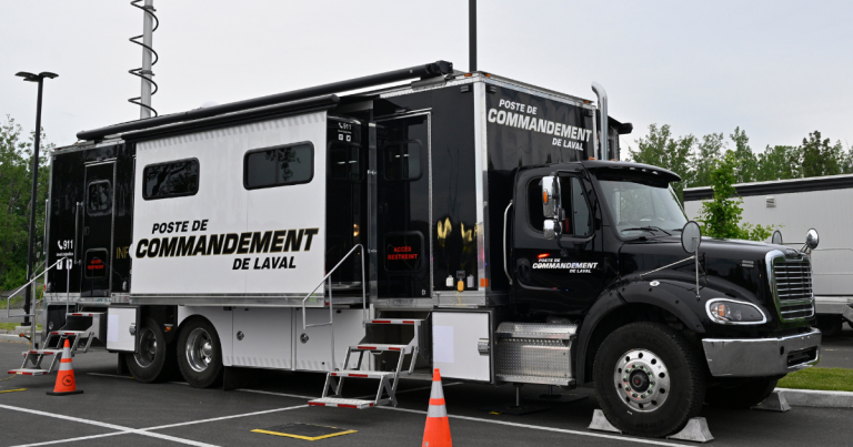 Avec ce poste de commandement déployé ce mercredi 6 mai, le Service de police de Laval veut rencontrer les témoins potentiels d’une tentative de meurtre survenue le 9 février 2024 dans un stationnement commercial de Laval-des-Rapides. (Photo gracieuseté - Service de police de Laval)