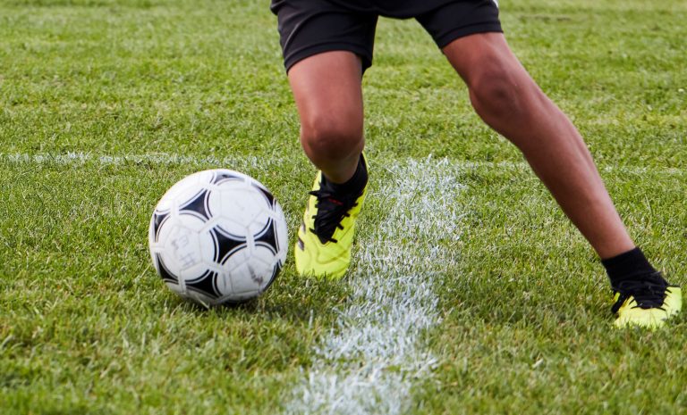 La diffusion du match en plein air est organisée en partenariat avec le club de soccer FC Laval. (Photo gracieuseté - Charles Briand)