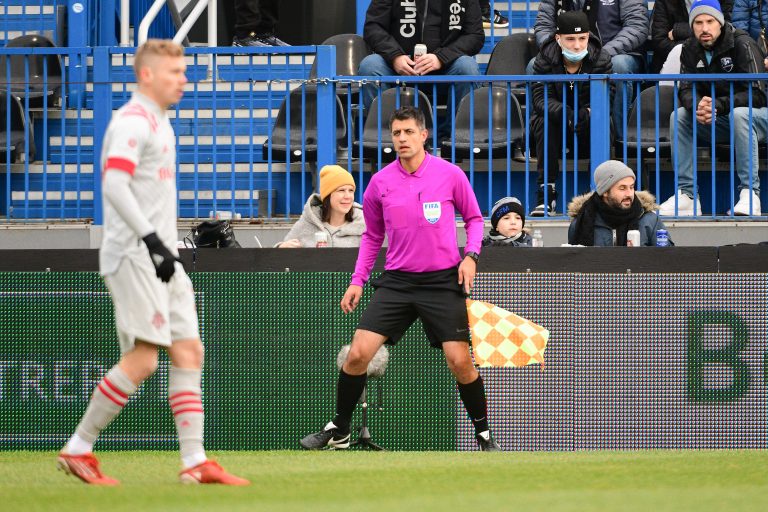 Lyes Arfa arbitrant un match au Stade Saputo, à Montréal. (Photo gracieuseté - Soccer Canada)