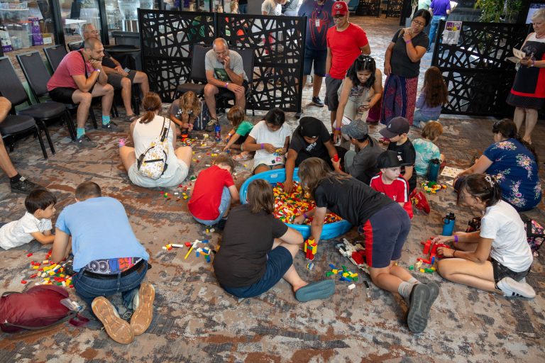 Des fans de LEGO à l'oeuvre lors de l'événement Brickomanie de 2025. (Photo gracieuseté)