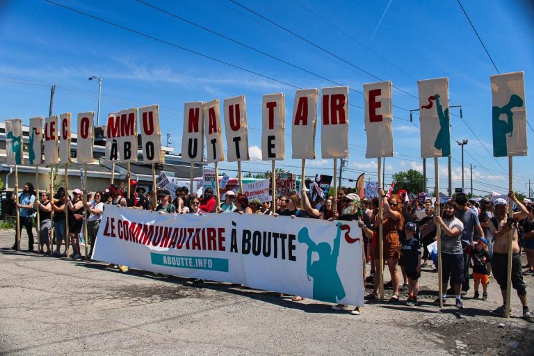 Entre 30 et 50 militant.e.s de la région de Laval ont milité devant les bureaux de Christine Fréchette, à Saint-Constant, le lundi 8 juin. (Photo gracieuseté - Page Facebook Le communautaire à boutte)