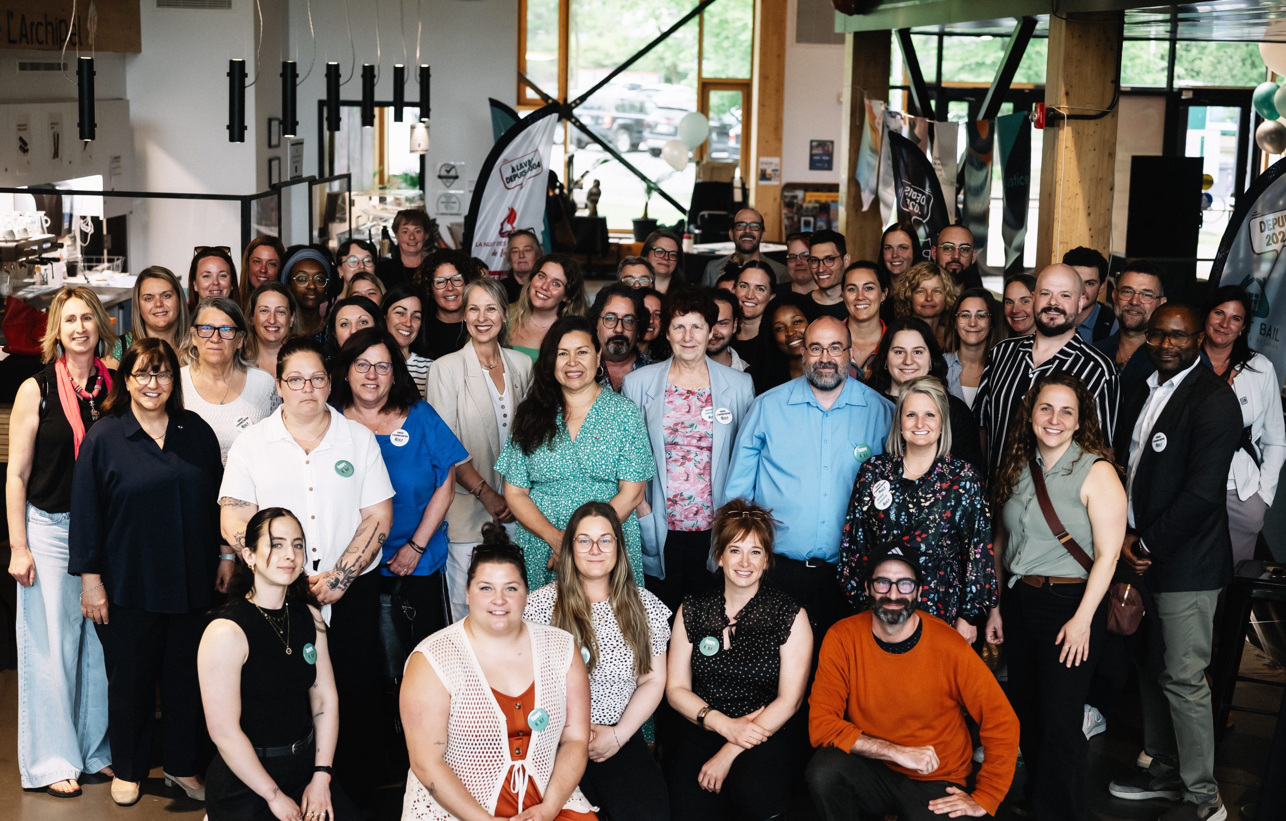 Membres et partenaires du ROIL rassemblés pour célébrer les 20 ans de l’organisation œuvrant en itinérance à Laval. (Photo gracieuseté - Stephotographie)