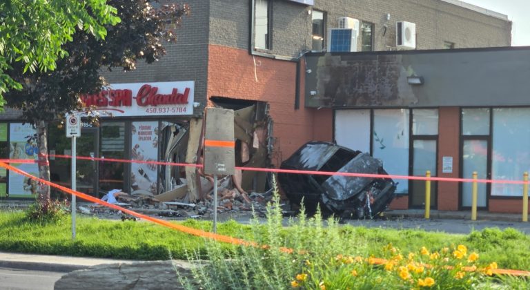 La police de Laval enquête toujours sur cette spectaculaire embardée d’un véhicule électrique ayant percuté le mur d’un immeuble commercial du boulevard des Laurentides, avant de prendre feu, dans Auteuil. (Photo 2M.Media – Gaétane Bergeron)