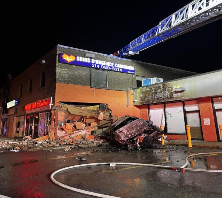 Les pompiers de Laval ont pris la mesure du brasier causé par cet accident de véhicule en une quinzaine de minutes seulement, peu avant minuit, le lundi 29 juin. (Photo gracieuseté)