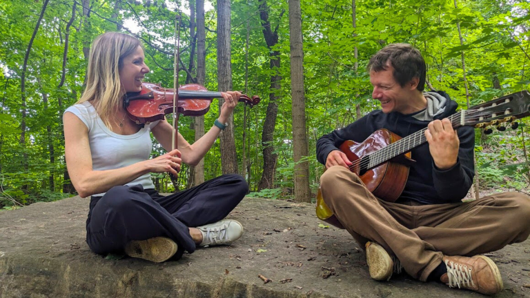 C’est sous les accords de violon et de guitare du duo Émilis que la biologiste de Canopée vous fera découvrir la faune et la flore du bois Armand-Frappier le jeudi 6 août en début de soirée.