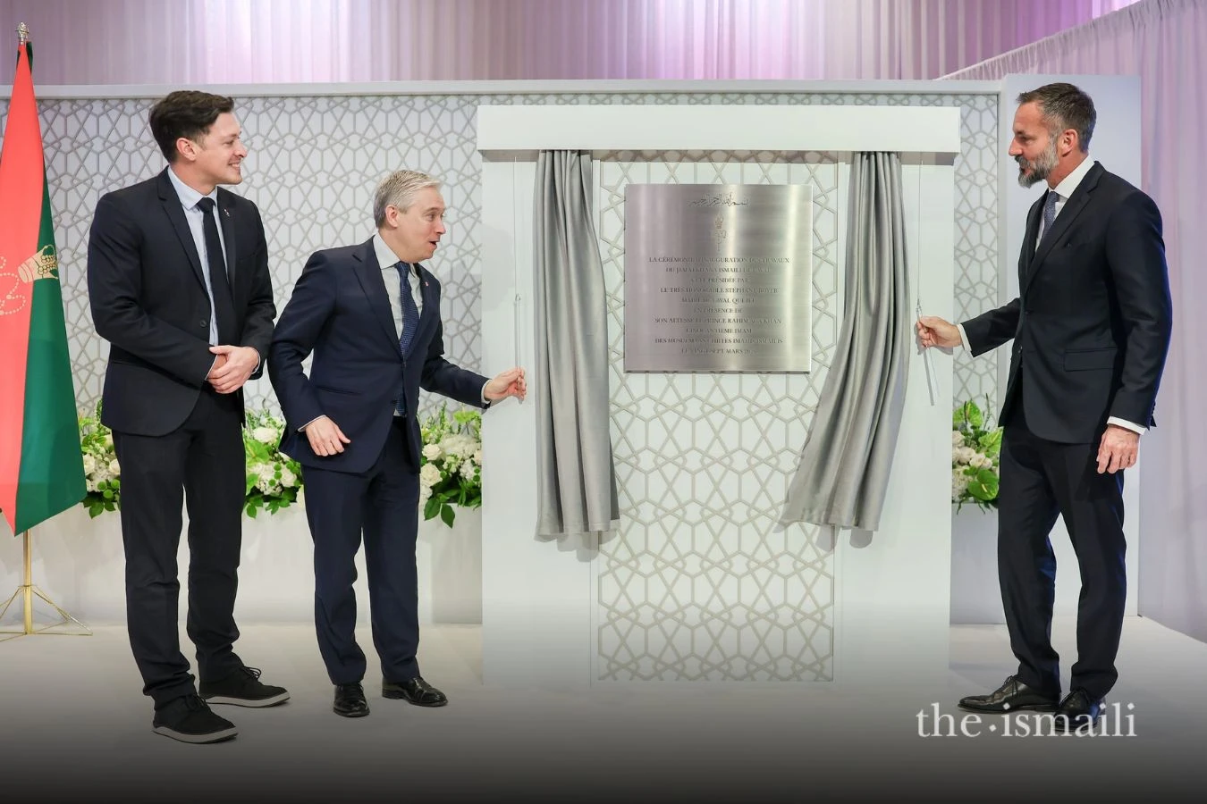 Le maire de Laval, l’Aga Khan et le ministre du Revenu national du Canada, à l’inauguration du nouveau centre communautaire ismaélien de Laval. (Photo gracieuseté – the.ismaili)