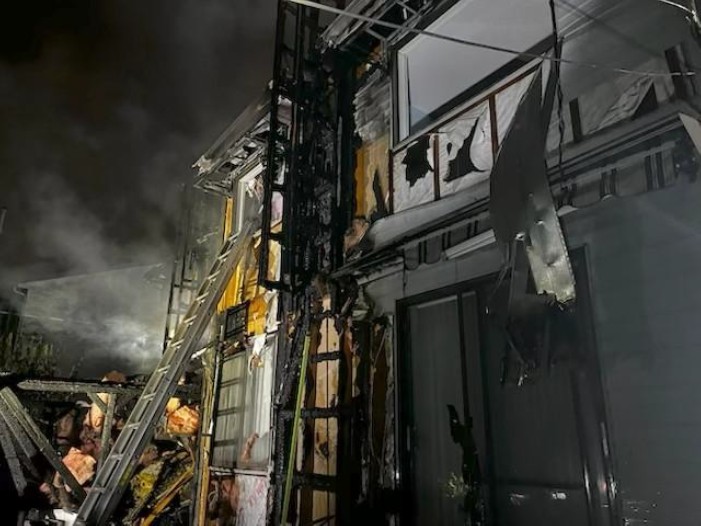 Les pompiers de Laval ont réussi à contrôler ce feu dû à un article de fumeur en près de deux heures, rue des Vosges, à Vimont, dans la nuit du 25 au 26 juin. (Photo gracieuseté)