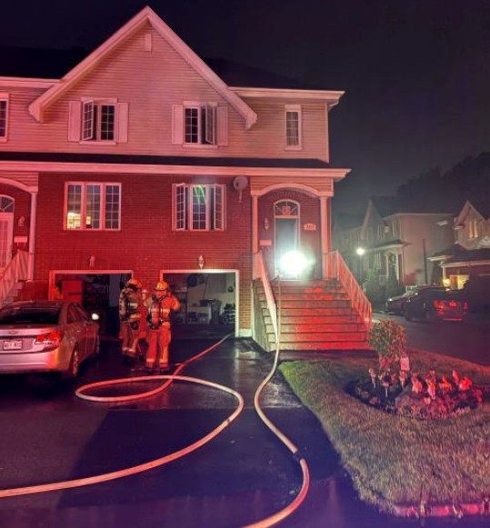 Une défectuosité mécanique ou électrique liée à un ventilateur sur pieds serait à l’origine de ce feu survenu chemin Saint-Antoine, à Laval-Ouest, maîtrisé ensuite en moins de 30 minutes par les pompiers de Laval. (Photo gracieuseté)
