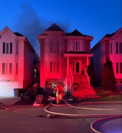 Les pompiers de Laval ont contrôlé en une trentaine de minutes cet autre feu dû à l’usage de batterie au lithium sur l’île Jésus, rue de Macao, le lundi 29 juin. (Photo gracieuseté)