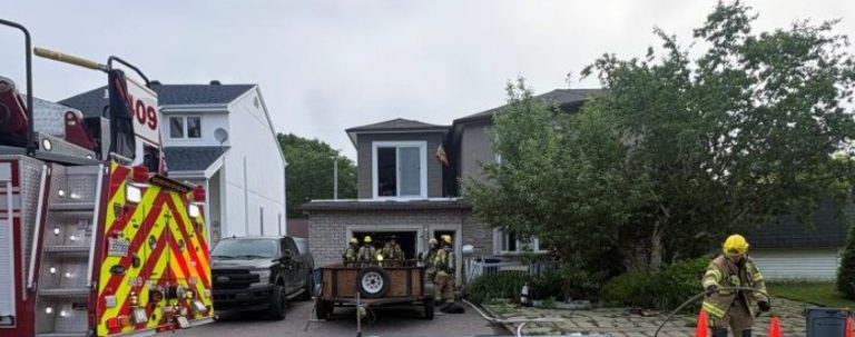 Un feu causé par une utilisation maladroite d’un aspirateur a été maîtrisé en une quarantaine de minutes par les pompiers de Laval, le vendredi 12 juin, rue du Rucher, à Vimont. (Photo gracieuseté)