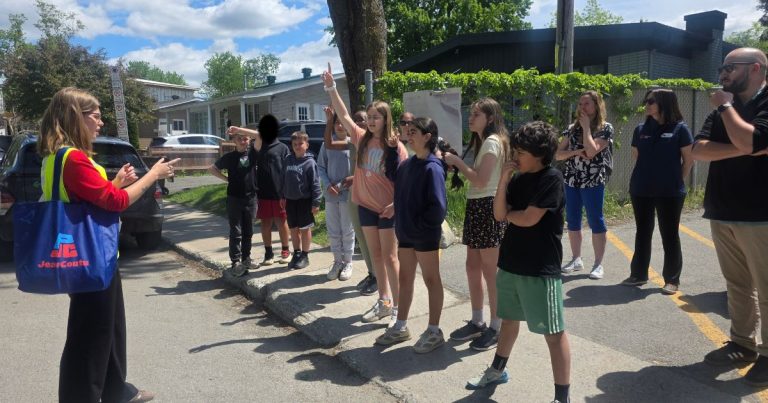 Neuf élèves de 5e et de 6e année ont participé à la marche exploratoire de Piétons Québec à l’école Saint-François, dans Sainte-Dorothée. (Photo 2M.Media – Corinne Prince)