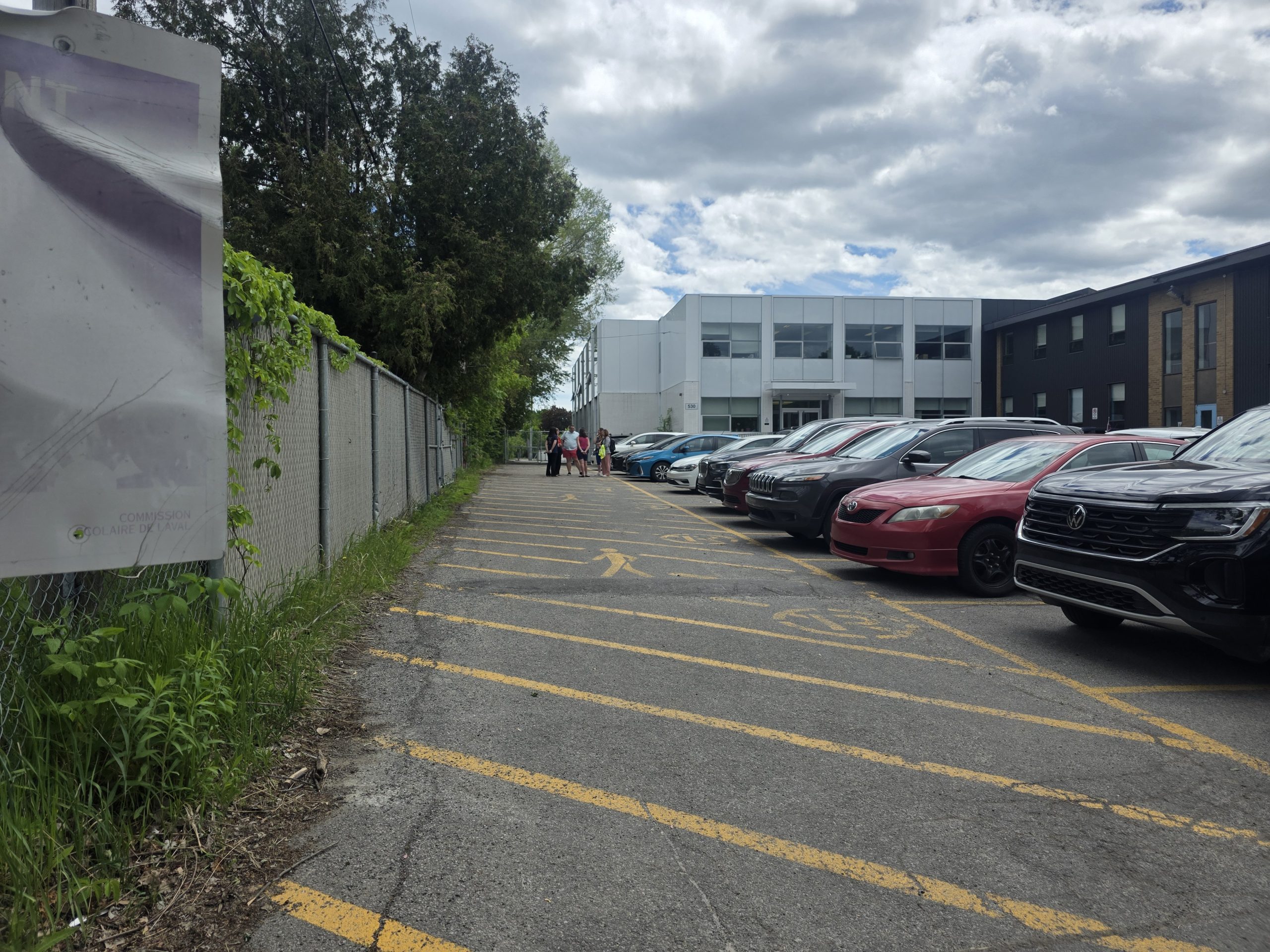 Les élèves ont rapporté que les automobilistes passaient parfois sur ce pan de stationnement cisaillé réservé pour les piétons. (Photo 2M.Media – Corinne Prince)