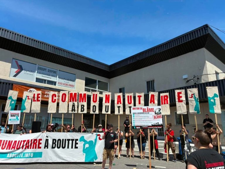 Entre 30 et 50 militant.e.s de la région de Laval ont milité devant les bureaux de Christine Fréchette, à Saint-Constant, le lundi 8 juin. (Photo gracieuseté)
