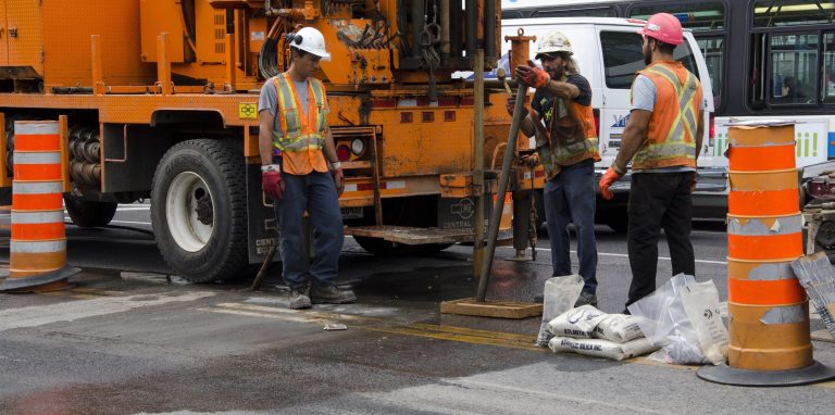 Les policiers de Laval et ailleurs au Québec ont donné plus de 10 000 amendes et constats d’infraction ciblant les excès de vitesse aux abords des zones scolaires et chantiers routiers du 8 au 14 juin. (Photo gracieuseté – Depositphotos)