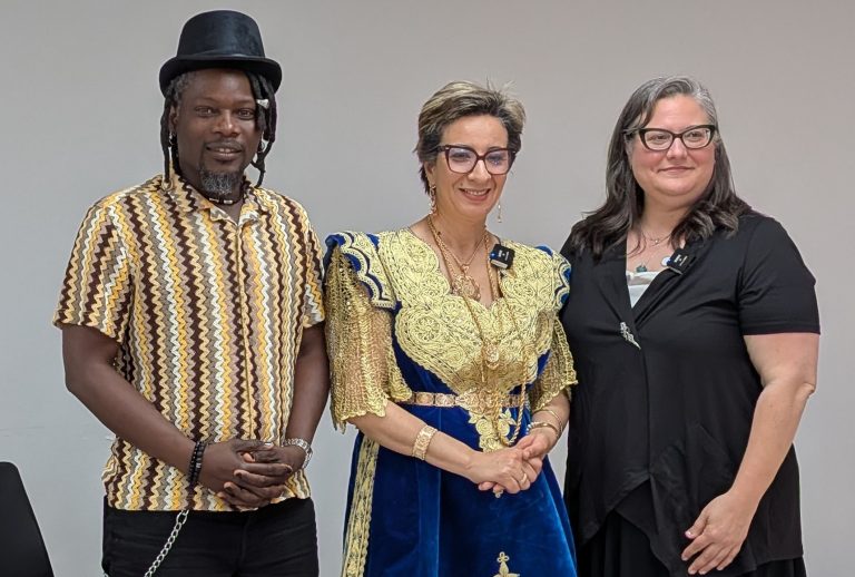 Coutechève Aupont, Fatiha Outchernene et Éliz Robert lors de l’événement «Enracinement par le français et la culture» organisé par la Société nationale du Québec (SNQ) à Laval. (Photo 2M.Media - Alexy Simpson)