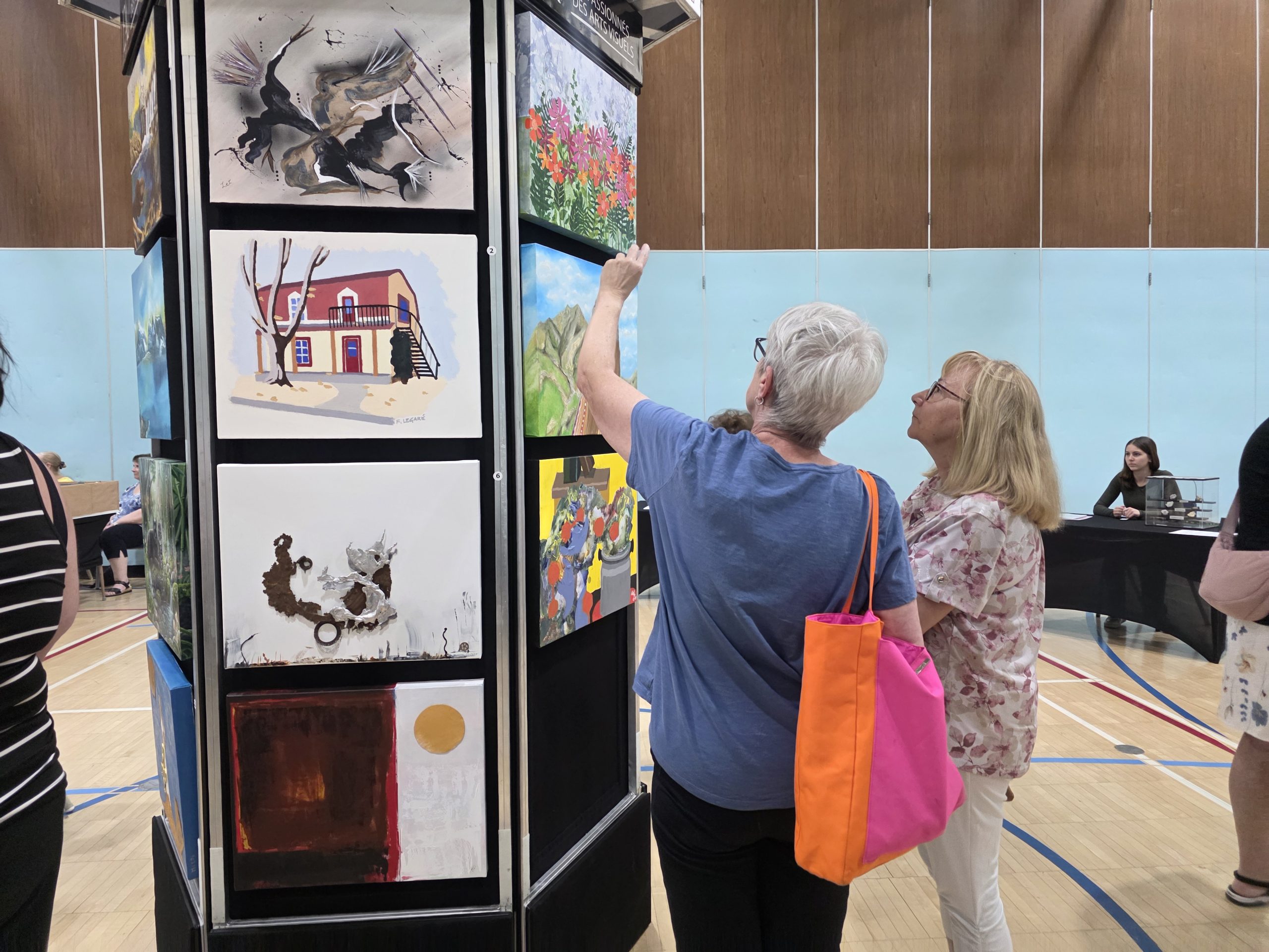 24 artistes ont peinturé une toile inspirée d’autant de projets personnels d’étudiant.e.s de l’École d'éducation internationale de Laval. (Photo 2M.Media – Corinne Prince)
