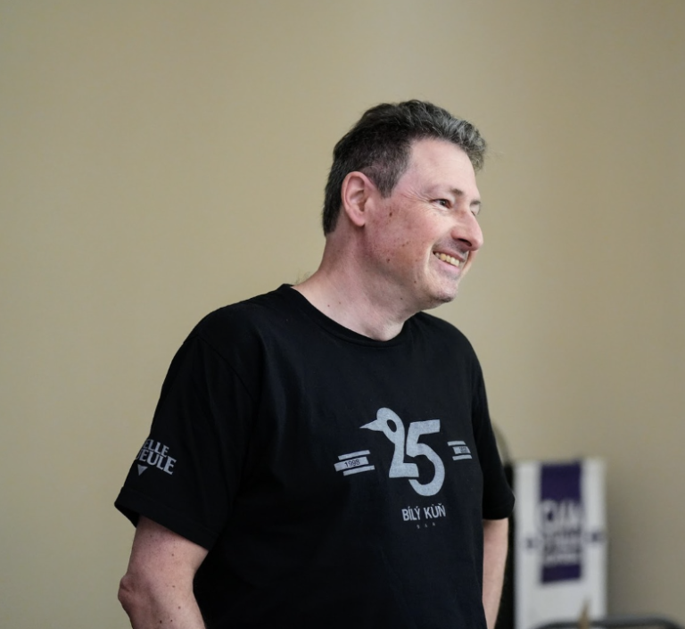 Du plomb dans le plan, le nouveau roman du Lavallois Richard Cloutier Richard Cloutier publie une infolettre mensuelle où il partage les coulisses de son travail d’auteur. Information supplémentaire : https://richardcloutierauteur.ca/. (Photo gracieuseté — Roxanne Dufort)