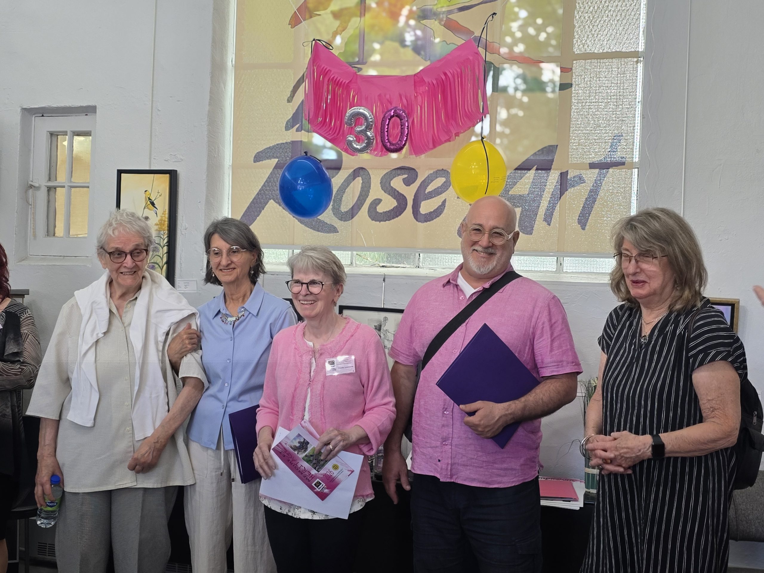 Cinq des six artistes membres de la Corporation Rose-Art depuis 35 ans.  (Photo 2M.Media – Corinne Prince)