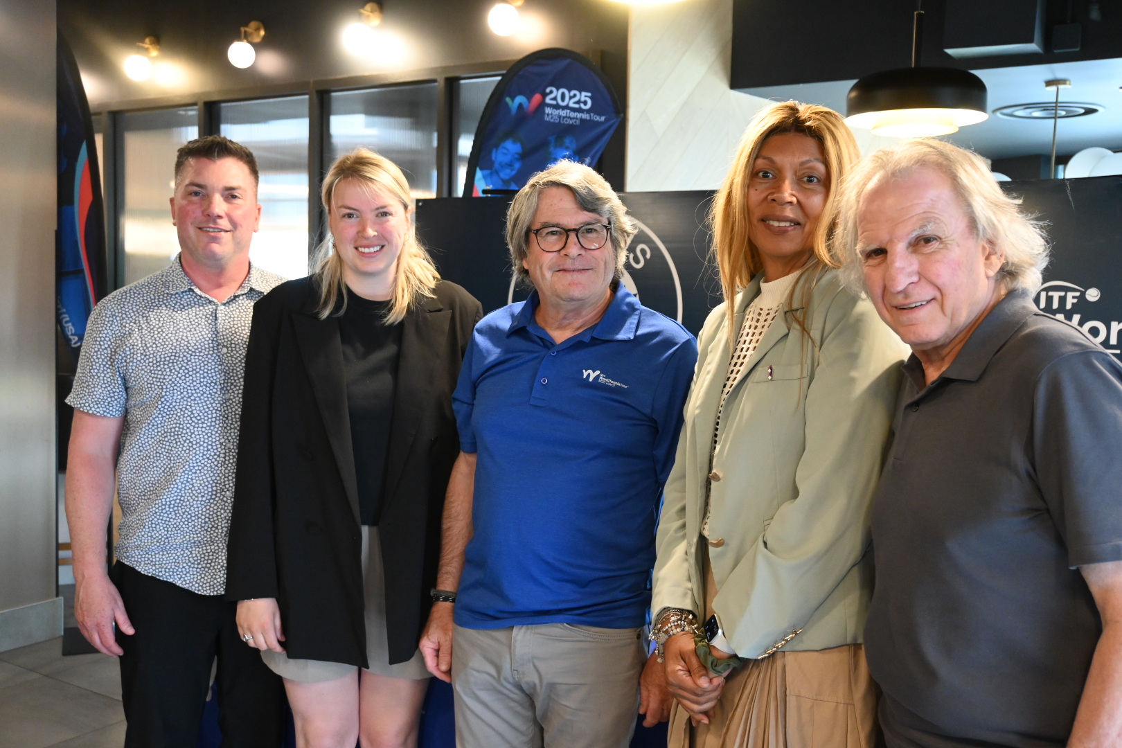 Francis Milloy, membre de Tennis Canada, Janie Vigneault, membre de Tennis Canada et présidente du tournoi, Claude Farmer, président du comité organisateur, Anick Brunet, conseillère municipale de Duvernay, et Eugène Lapierre, président d’honneur. (Photo gracieuseté – Jean Roy)
