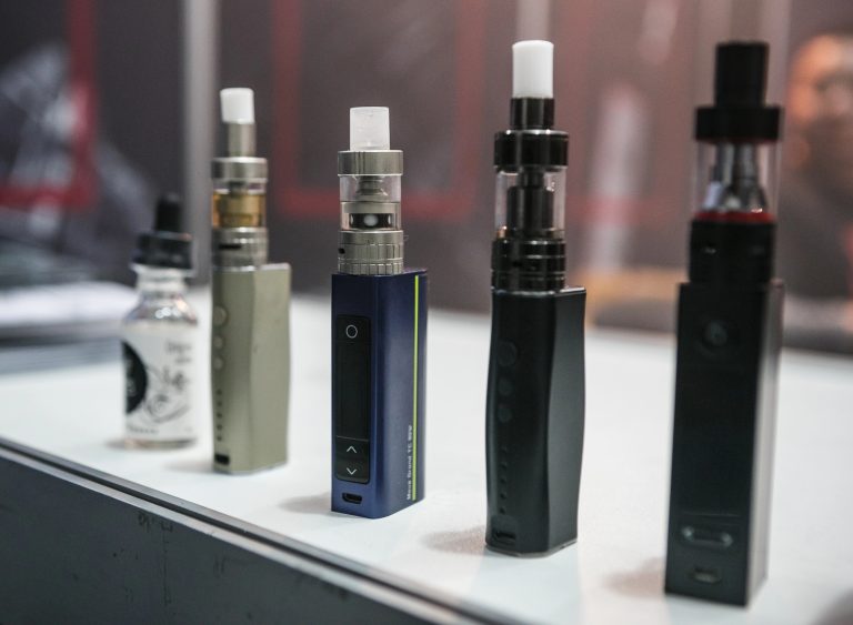 Plus de 1,8 M$ d’argent bloqué et 300 000 vapoteuses saisies à Laval et au Québec La police de Laval, Sûreté du Québec et d’autres corps policiers ont frappé un réseau de vapotage de produits de nicotine à saveur qui sont illégaux dans la Belle Province. (Photo gracieuseté – Depositphotos)