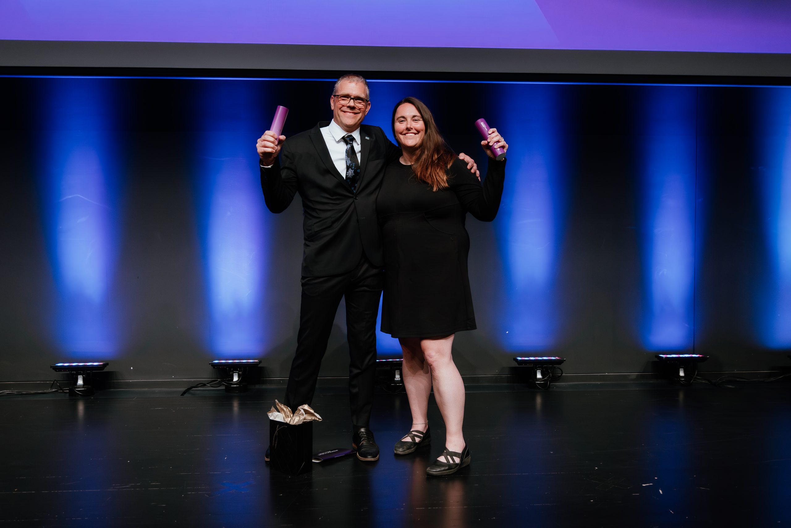 Olivier Bertrand en compagnie de Lisa-Anne Lessard, entraîneure et gestionnaire de rugby en Estrie qui était l'une des finalistes de la catégorie Allié.es au Gala Femmes d'influence en sport au Québec. (Photo gracieuseté - Dorian Germain)
