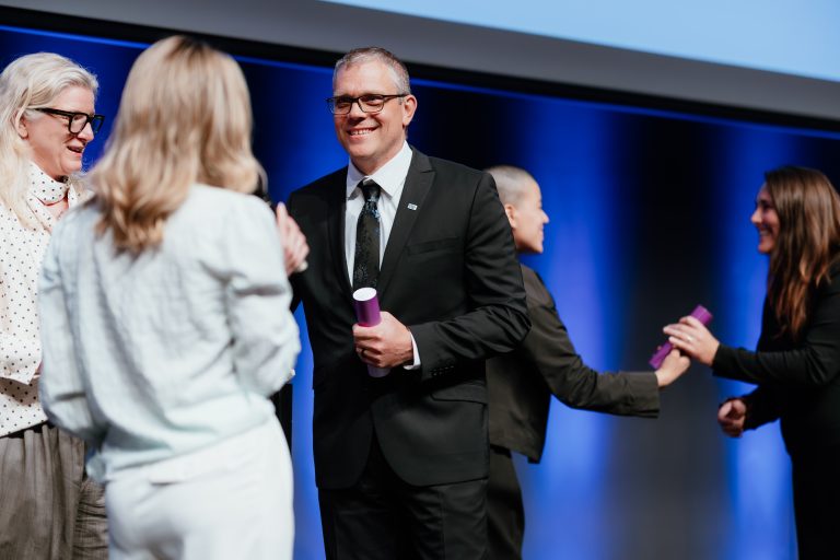 Olivier Bertrand, directeur général d’EAU Laval, lors du Gala Femmes d'influence en sport au Québec. (Photo gracieuseté - Dorian Germain)
