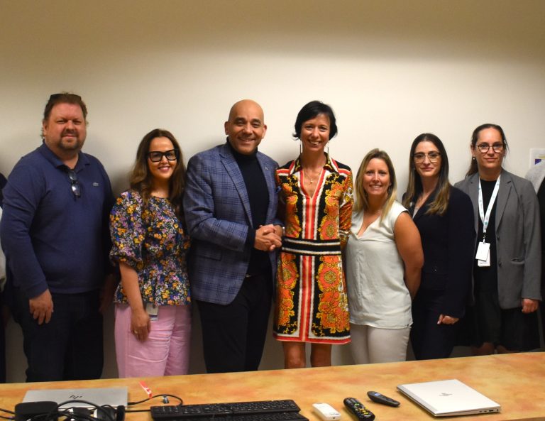 Cinq fauteuils gériatriques inaugurés à l’Hôpital de la Cité-de-la-Santé Étienne Lalonde, directeur général adjoint, Fondation de la Cité-de-la-Santé; Samira Gouzi, directrice du développement philanthropique, Fondation de la Cité-de-la-Santé; Christopher Skeete, ministre des Relations internationales et de la Francophonie; Jeanne-Evelyne Turgeon, présidente-directrice générale, CISSS de Laval; Julie Désailliers, présidente-directrice générale adjointe, CISSS de Laval; Carla Jomaa, directrice adjointe de l’urgence, et la Dre Marie-Ève Perron, directrice médicale et des services professionnels, CISSS de Laval. (Photo 2M.Media – Emmanuelle Froment)