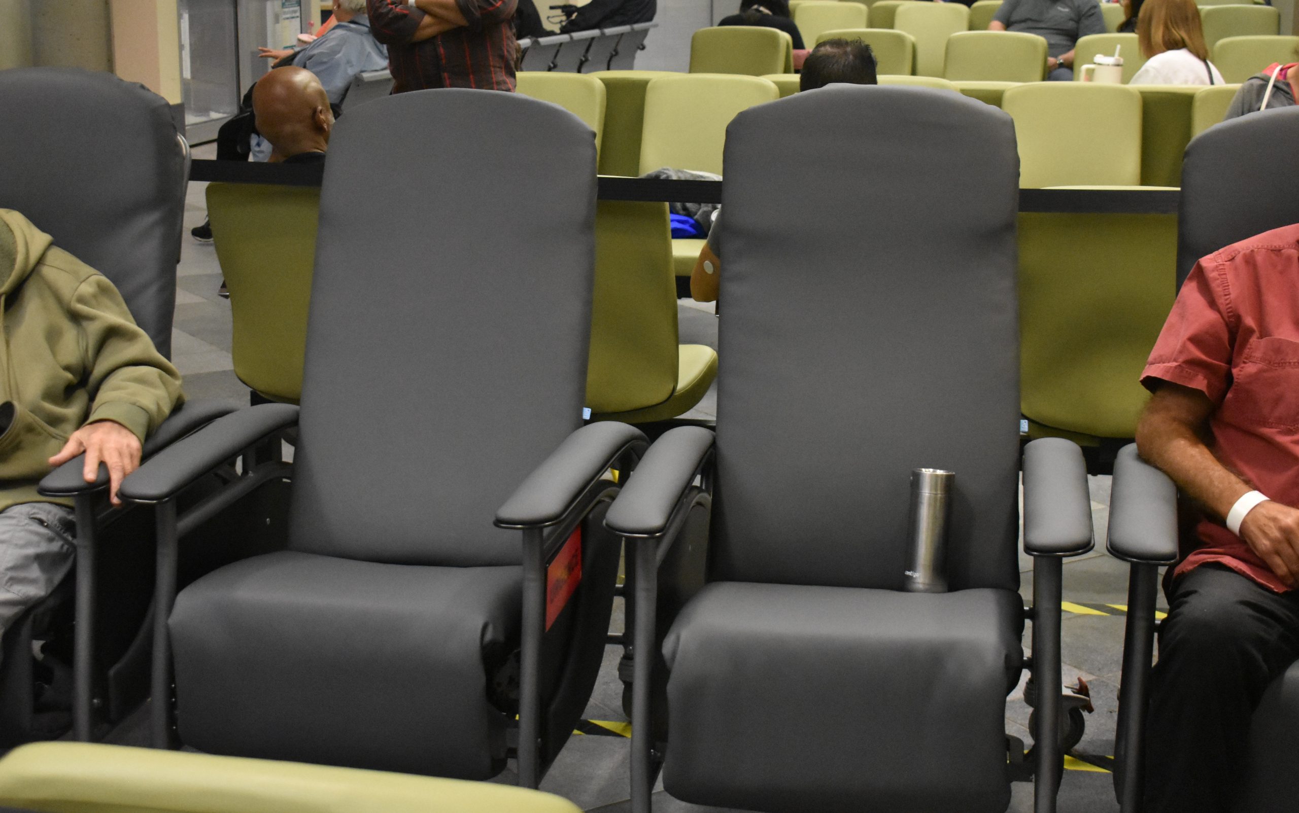L’utilisation de ces fauteuils sera déterminée selon des critères évalués au triage par le personnel infirmier. (Photo 2M.Media – Emmanuelle Froment)