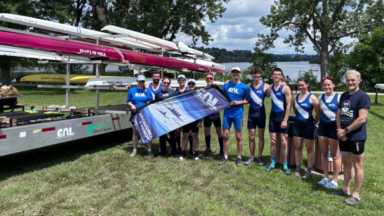 Les athlètes du Club d'aviron de Laval ayant pris part à la Tête de rivière des Nations de Sherbrooke. (Photo gracieuseté)