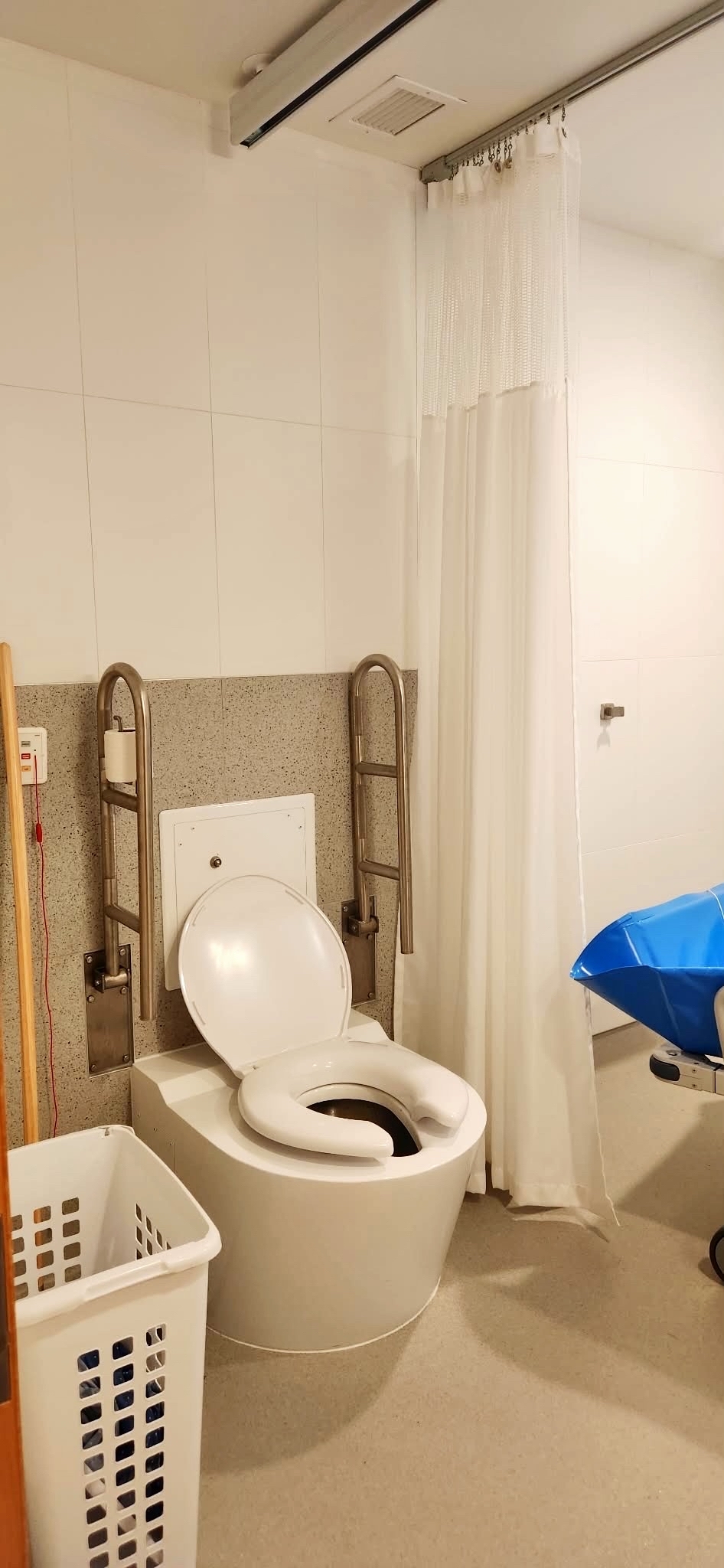 La salle de bain adaptée de la chambre bariatrique de Laval. (Photo gracieuseté)