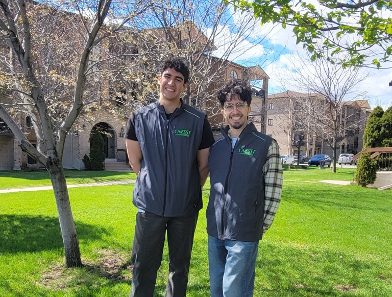 Les agents de prévention Mohammed Joulid et Yani-Amirouchen qui iront à la rencontre des employeurs, travailleuses et travailleurs de la région de Laval tout au long de l'été. (Photo gracieuseté)